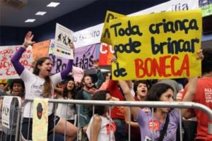Manifestantes protestam contra retirada do termo gênero do plano de educação