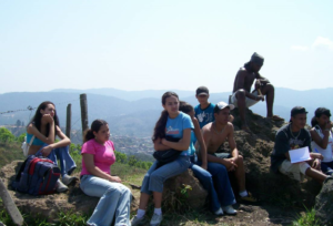 Foto 1. Grupo de alunos no “Pico Pelado”, a 905 metros acima do nível do mar.