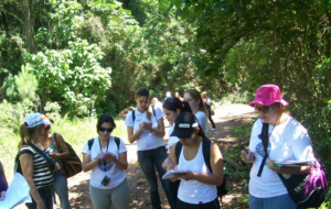 Foto 3. Alunas do curso de Pedagogia tomando nota, durante atividades em campo.