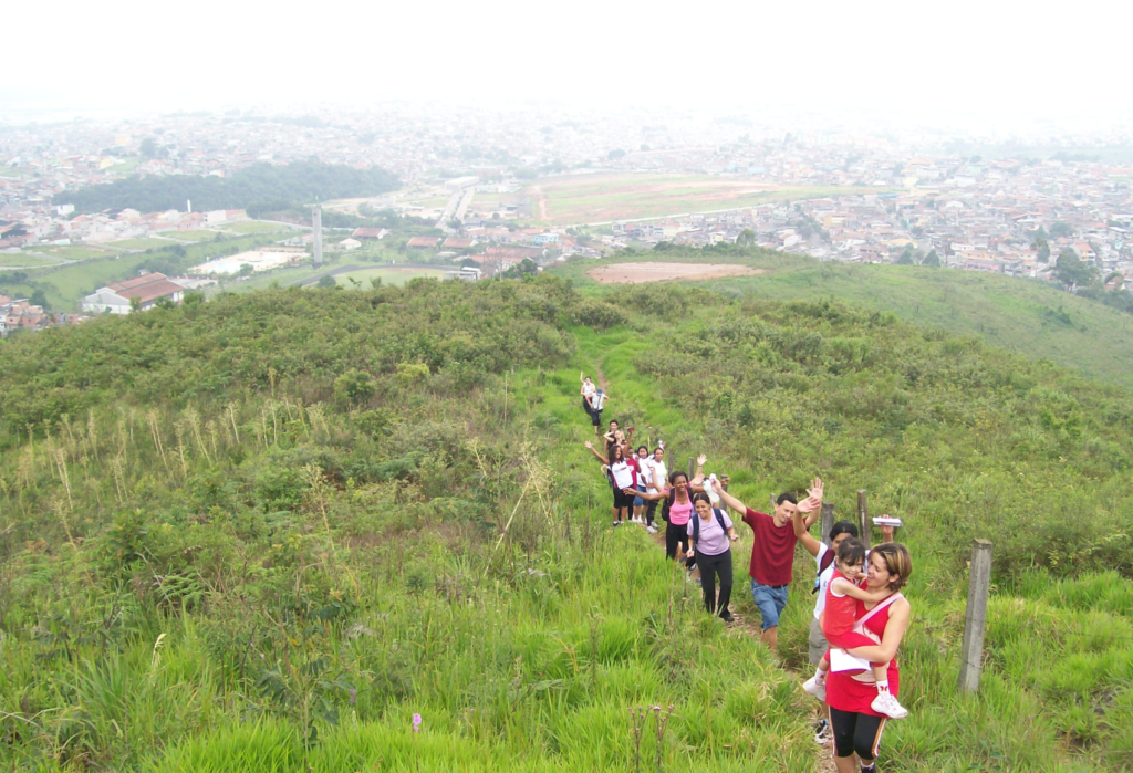 Foto 4. Parte da trilha na microbacia “Cabosol”, ao fundo da imagem observa-se a parte urbanizada do município de Guarulhos.